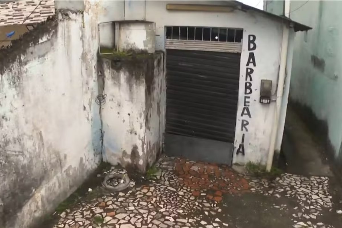 Adolescente de 17 anos é morto a tiros dentro de barbearia na Federação