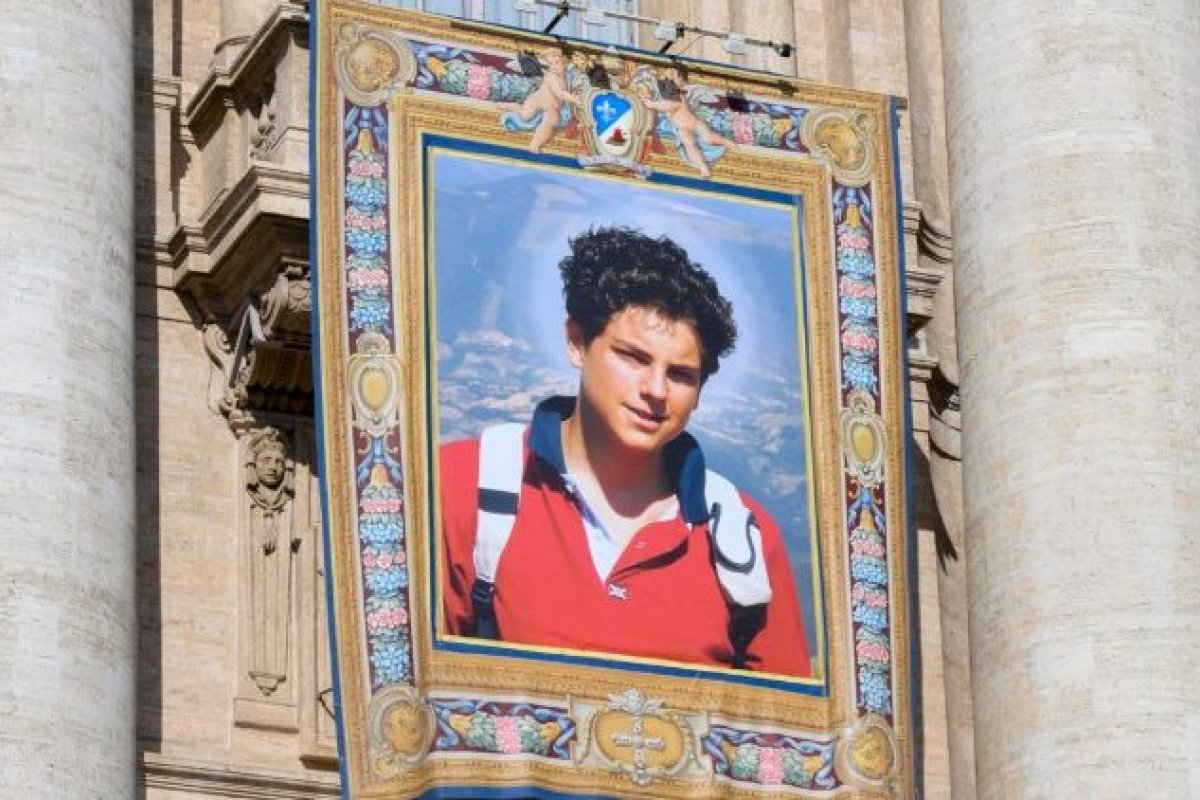 Carlo Acutis é declarado santo pelo papa Leão 14 no Vaticano