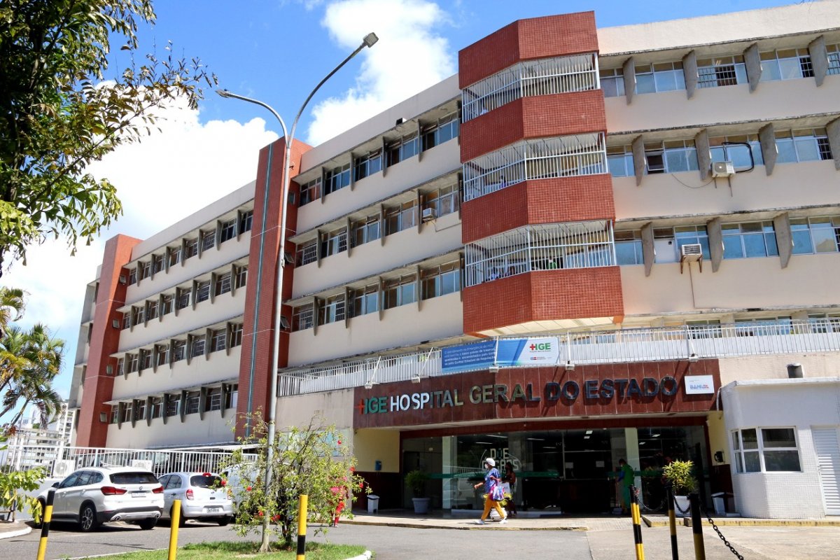 Homem é baleado na Boca do Rio e levado ao HGE