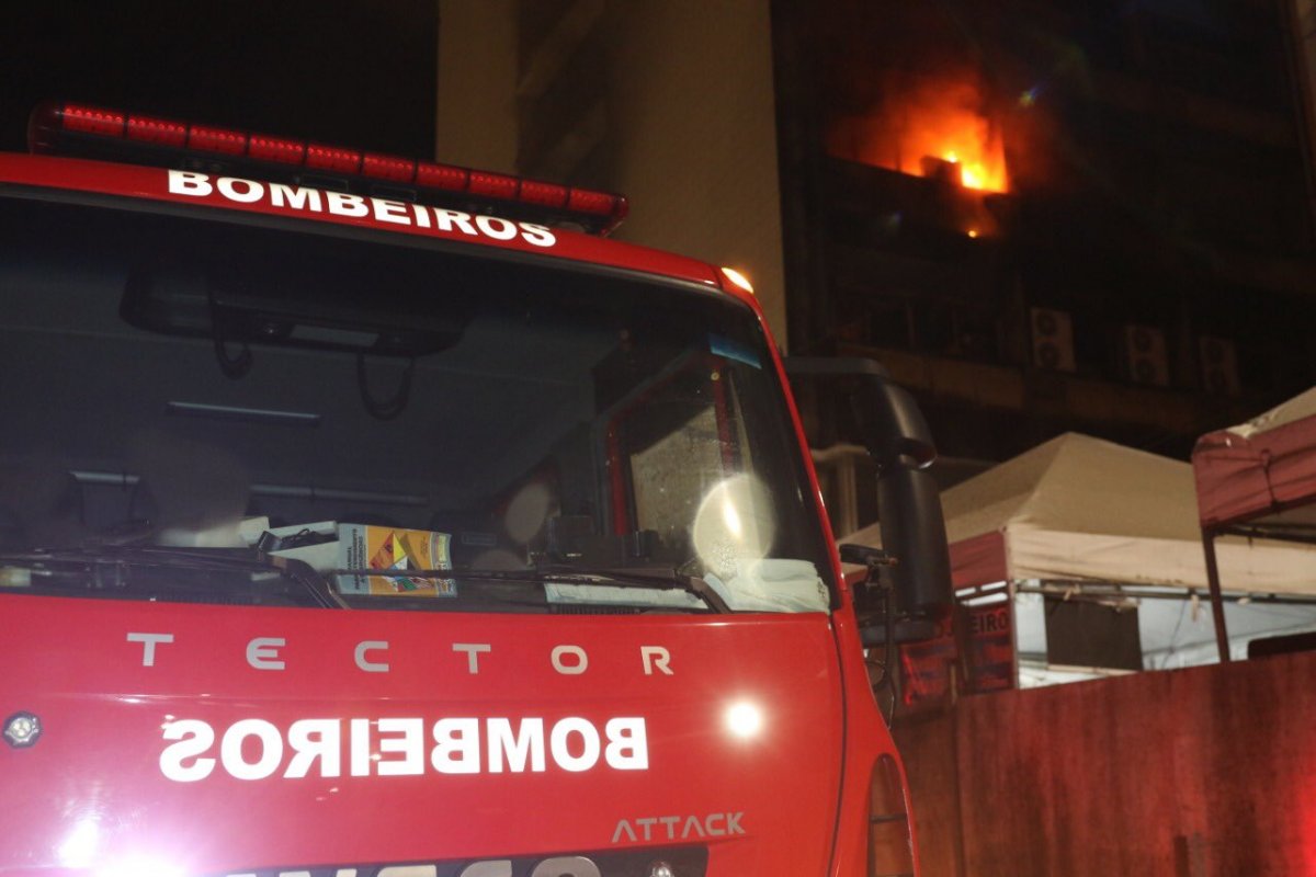 Incêndio atinge edifício em bairro do Comércio, em Salvador