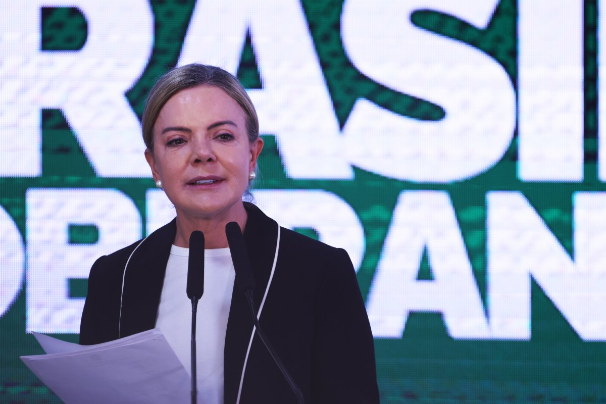 Gleisi convoca ministros de centro e direita para discutir freio à anistia no Congresso