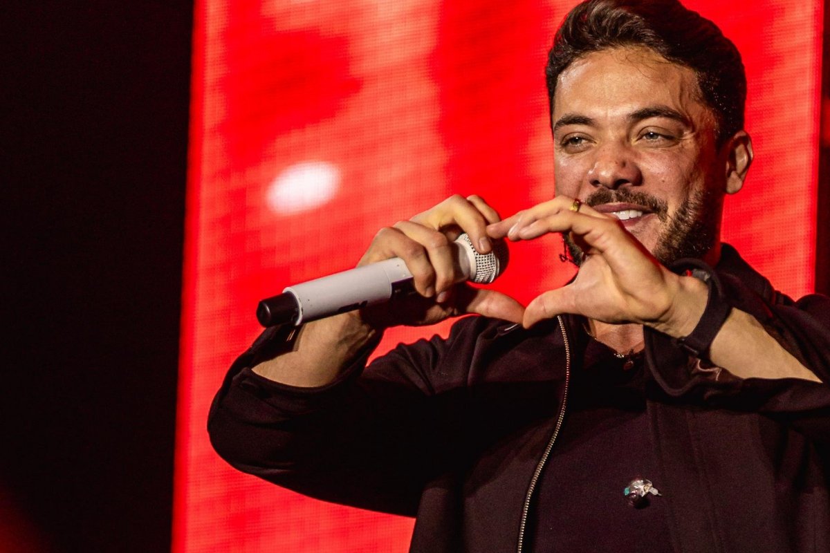 Wesley Safadão comemora aniversário no palco do Garota VIP!