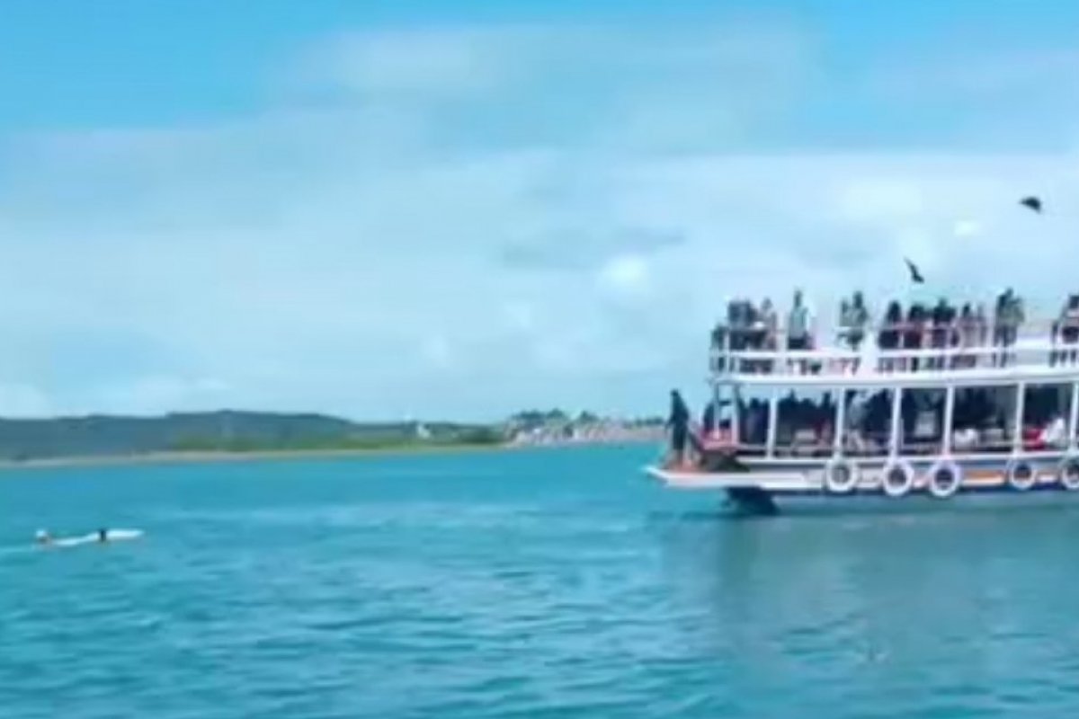 Canoa e embarcação colidem em Madre de Deus