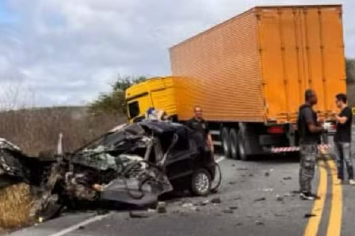 Motorista morre em colisão frontal entre carro e carreta durante ultrapassagem no sudoeste da Bahia