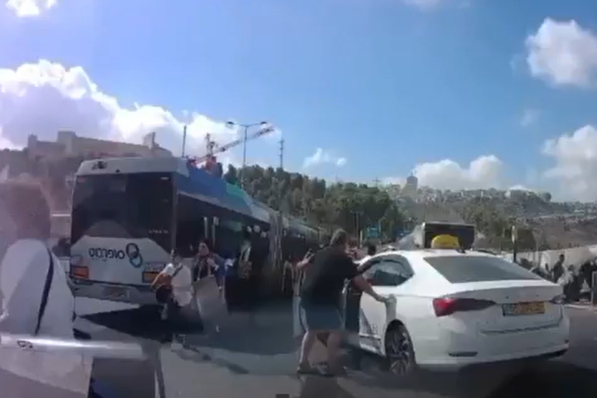 Vídeo: ataque a tiros dentro de ônibus deixa 6 mortos e 10 feridos em Jerusalém