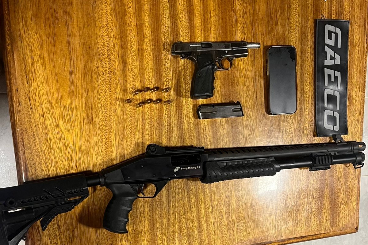 Investigado por encobrir ações de milícia na Bahia, tenente-coronel da PM é preso por porte ilegal de arma durante operação do MP