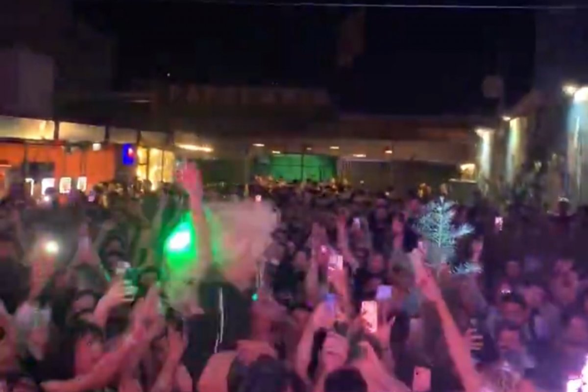 Vídeo: Pabllo Vittar cai no chão após pular no público e não ser sustentada