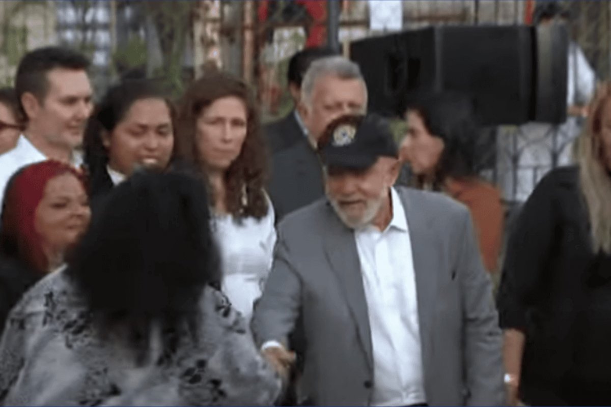 Vídeo: Em evento na Favela do Moinho, presidente Lula divide palco com mulher acusada de tráfico