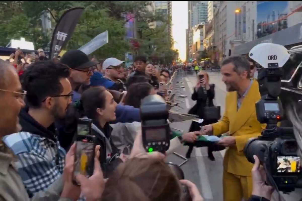 Vídeo: Wagner Moura é ovacionado com pagode baiano no Festival de Toronto