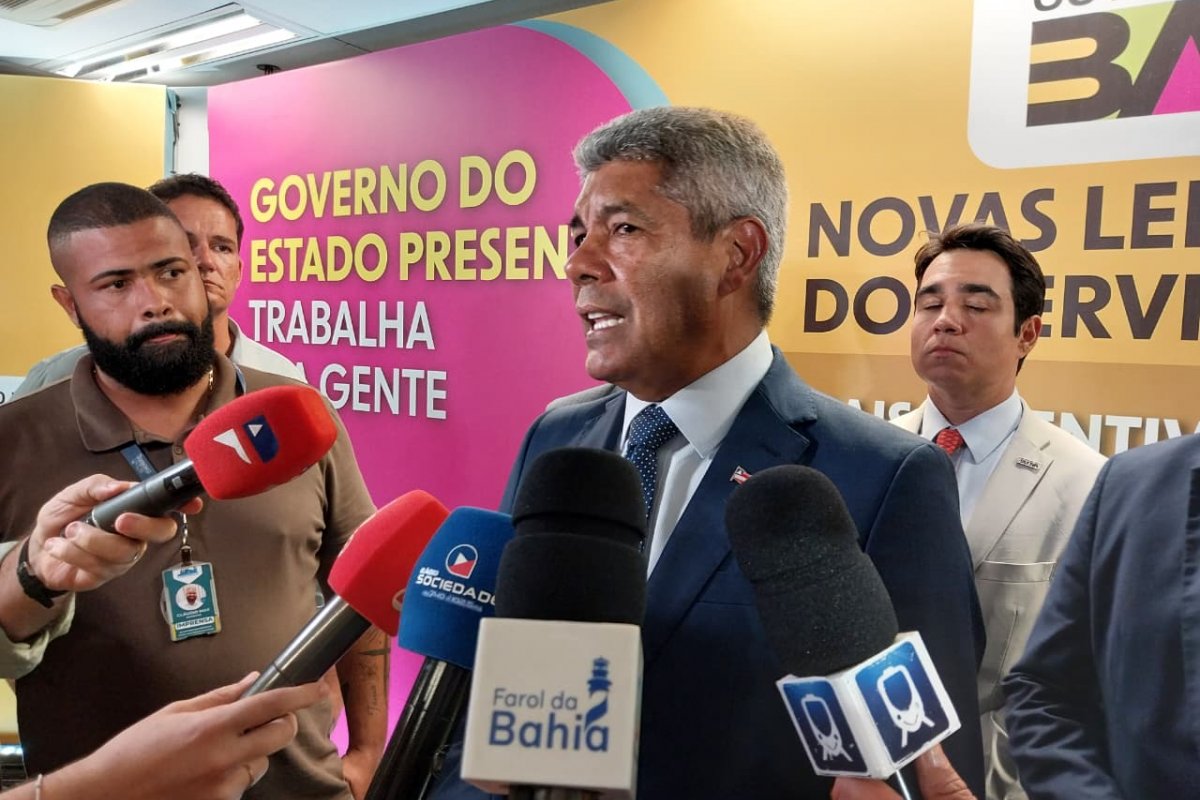 Jerônimo sanciona leis de reajuste salarial e reestruturação de carreiras de servidores públicos; confira
