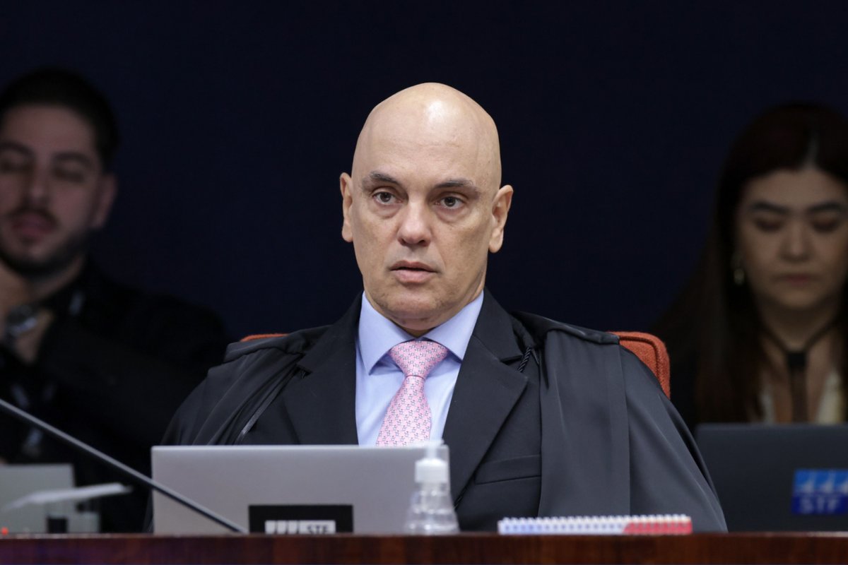 Moraes ironiza impressão do "Plano Punhal Verde e Amarelo" e aponta provas contra Bolsonaro: 'fez barquinho de papel'