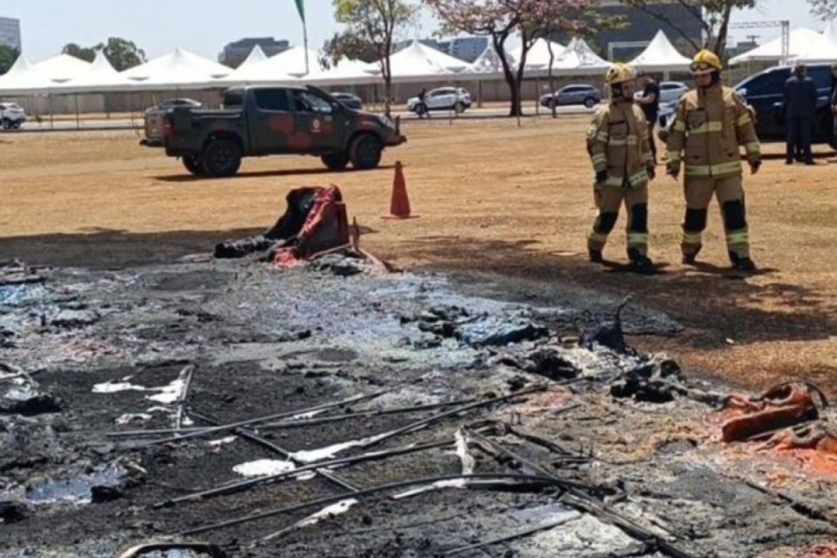 STF suspeita de incêndio criminoso em banheiros químicos na Esplanada dos Ministérios