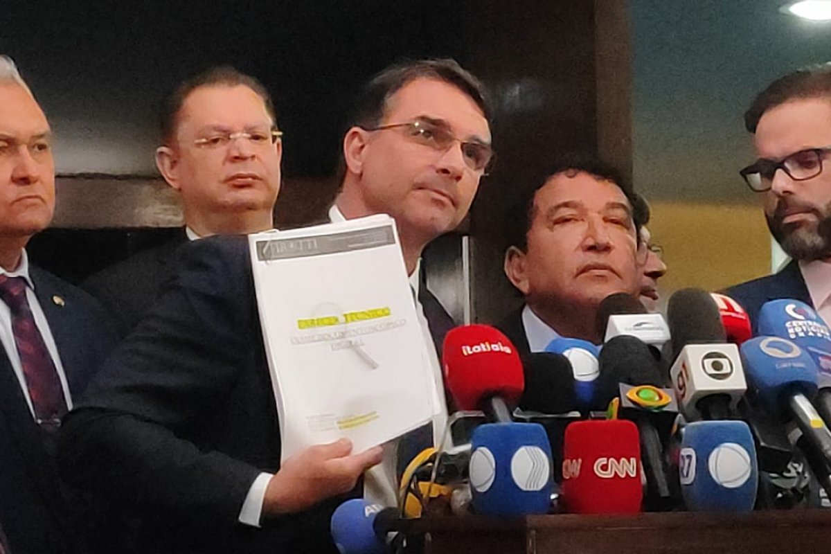 Vídeo: Flávio diz que perícia aponta fraude cometida por Moraes no TSE; decisão tornou Bolsonaro inelegível 