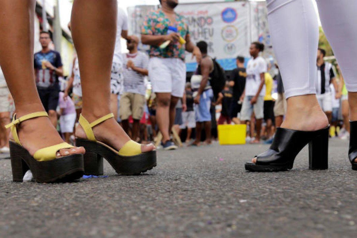 Médico ortopedista alerta para cuidados com os pés e joelhos durante o carnaval