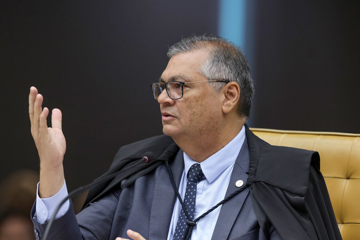 Dino acompanha Moraes e vota para condenar Bolsonaro e sete réus por trama golpista 