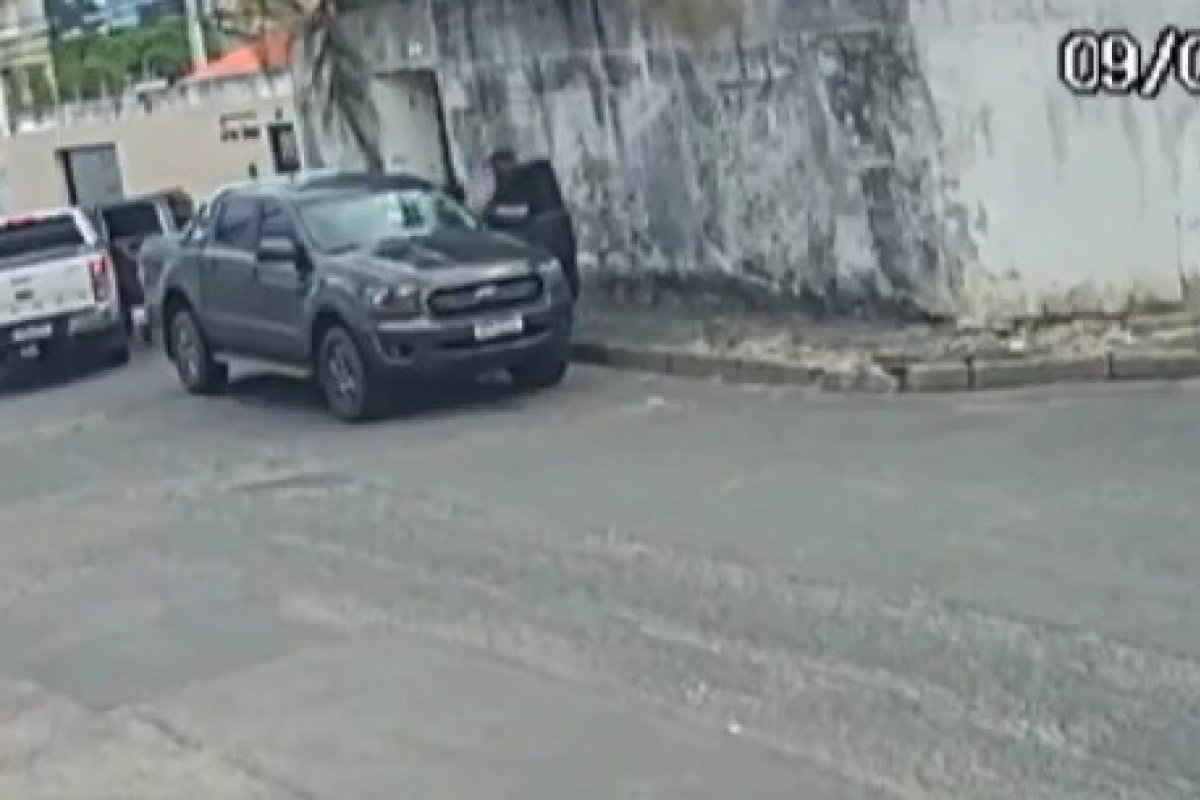 Vídeo: Imagens mostram momento em que delegada é alvo de bandidos em Salvador