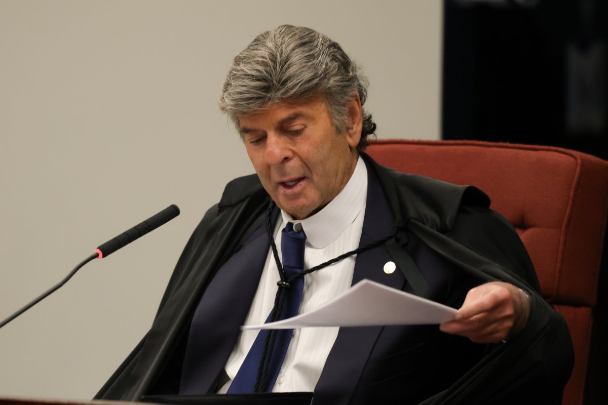 Fux descarta condenar Bolsonaro por organização criminosa e inicia julgamento por outros crimes
