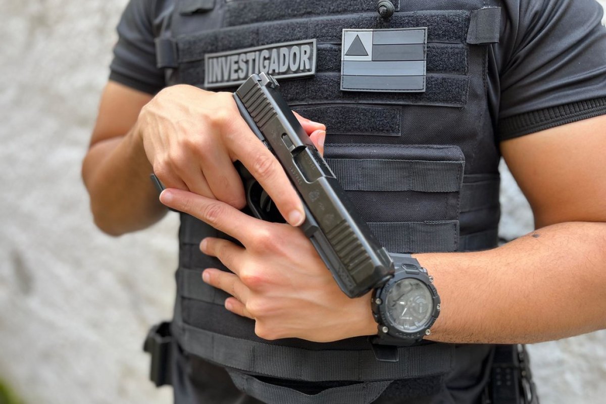 Homem é preso por descumprir medida protetiva, ameaçar e agredir enteada na Bahia 