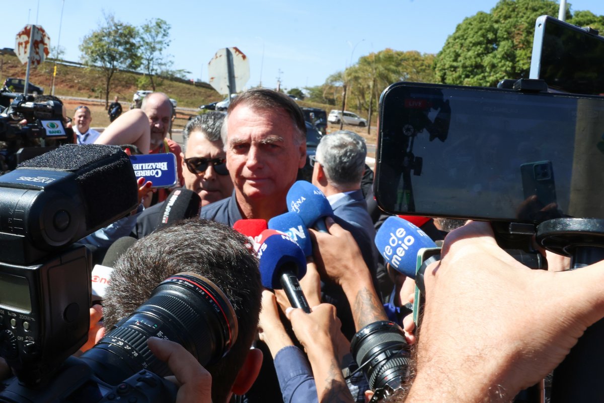 Bolsonaro aparece na porta de casa em Brasília em dia decisivo de julgamento no STF