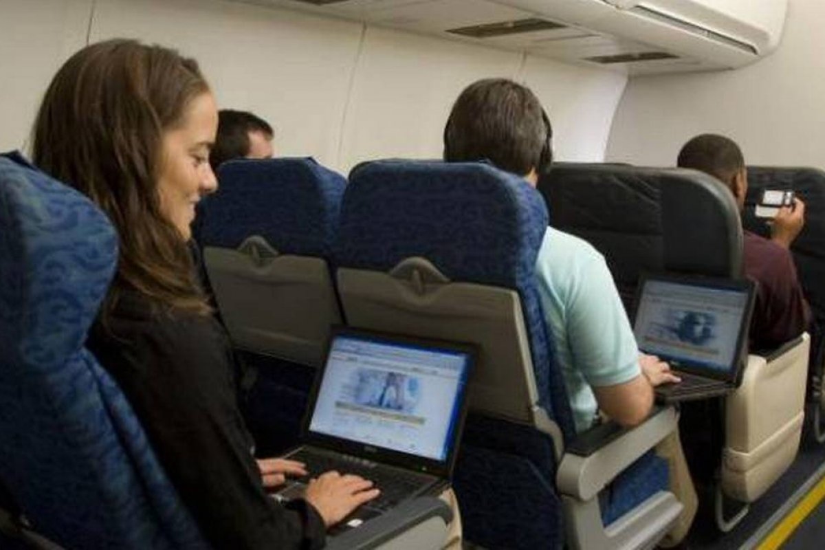 Vídeo: Homem dá socos em poltrona de avião e revela aumento de intolerância nos voos