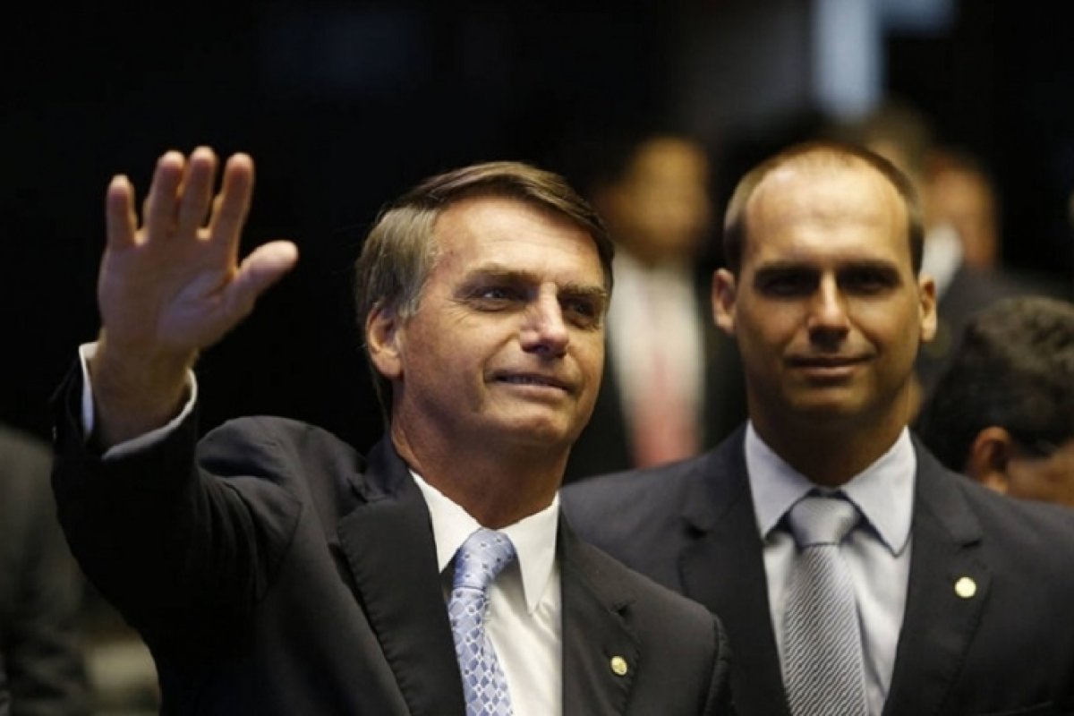 Bolsonaro concede medalha ao filho Eduardo, ministros e aliados