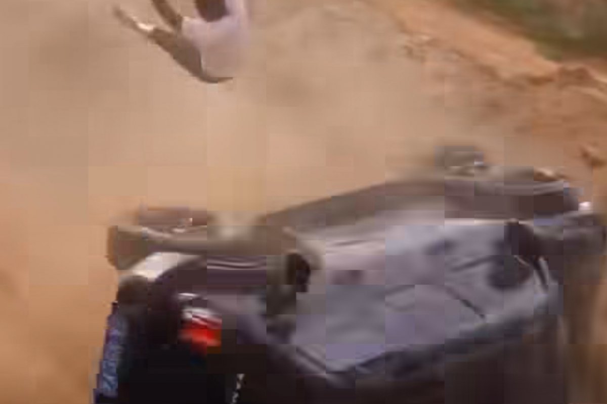 Vídeo: Motorista é arremessado de carro após capotamento impressionante