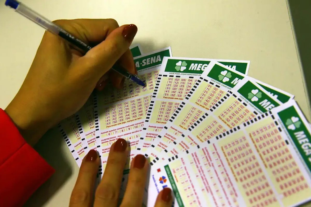 Mega-Sena pode pagar R$ 3,5 milhões neste sábado (13)