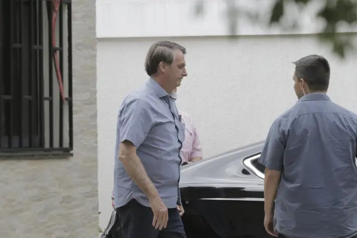 Bolsonaro deixa prisão domiciliar para procedimento médico em Brasília