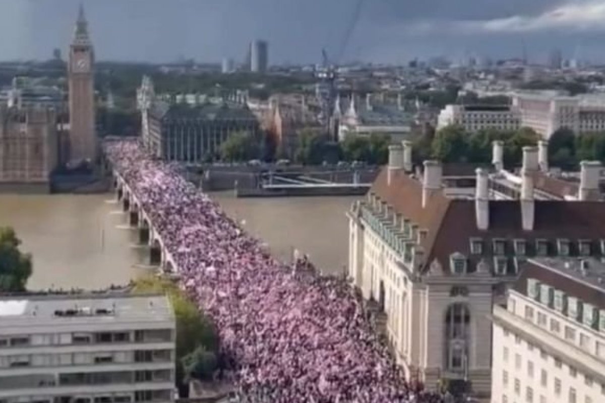 Vídeo: Protestos contra imigração reúnem 100 mil pessoas em Londres neste sábado (3)