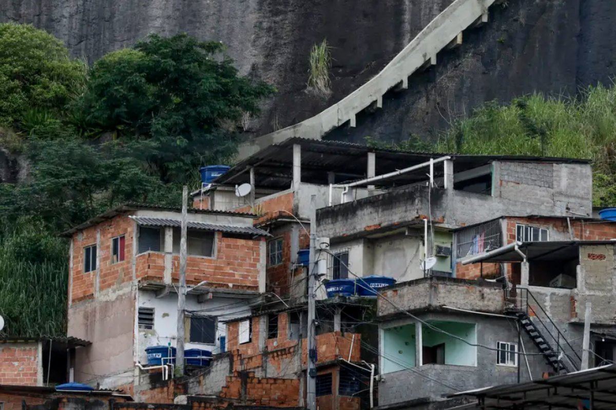 Facções e milícias dominam serviço de provedores de internet e se expandem no Rio