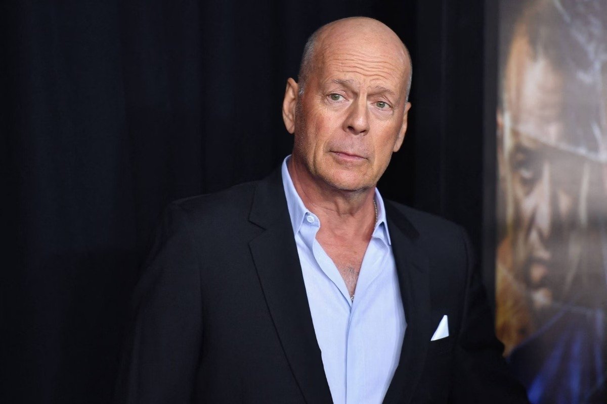 Esposa de Bruce Willis diz que acidente em “Duro de Matar” pode ter antecipado sintomas de demência