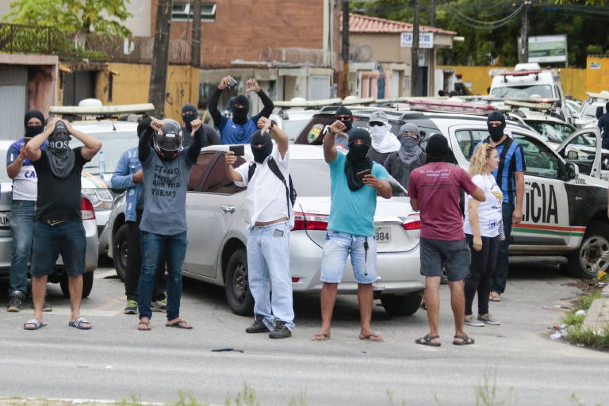 Em protesto, PMs ocupam outro quartel do Ceará