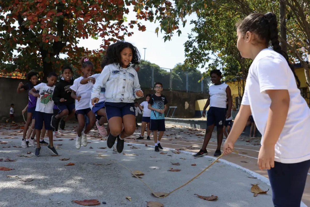 Rio de Janeiro proíbe celulares nas escolas e alunos apresentam melhora no desempenho e comportamento
