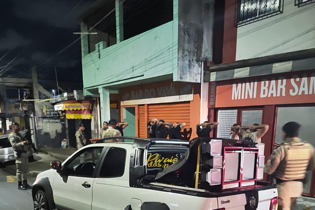 Polícia Militar apreende dois carros com paredão em Salvador