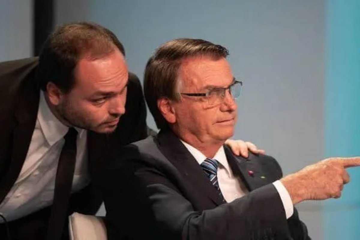 'Humilhação', diz Carlos Bolsonaro sobre escolta armada para pai em hospital