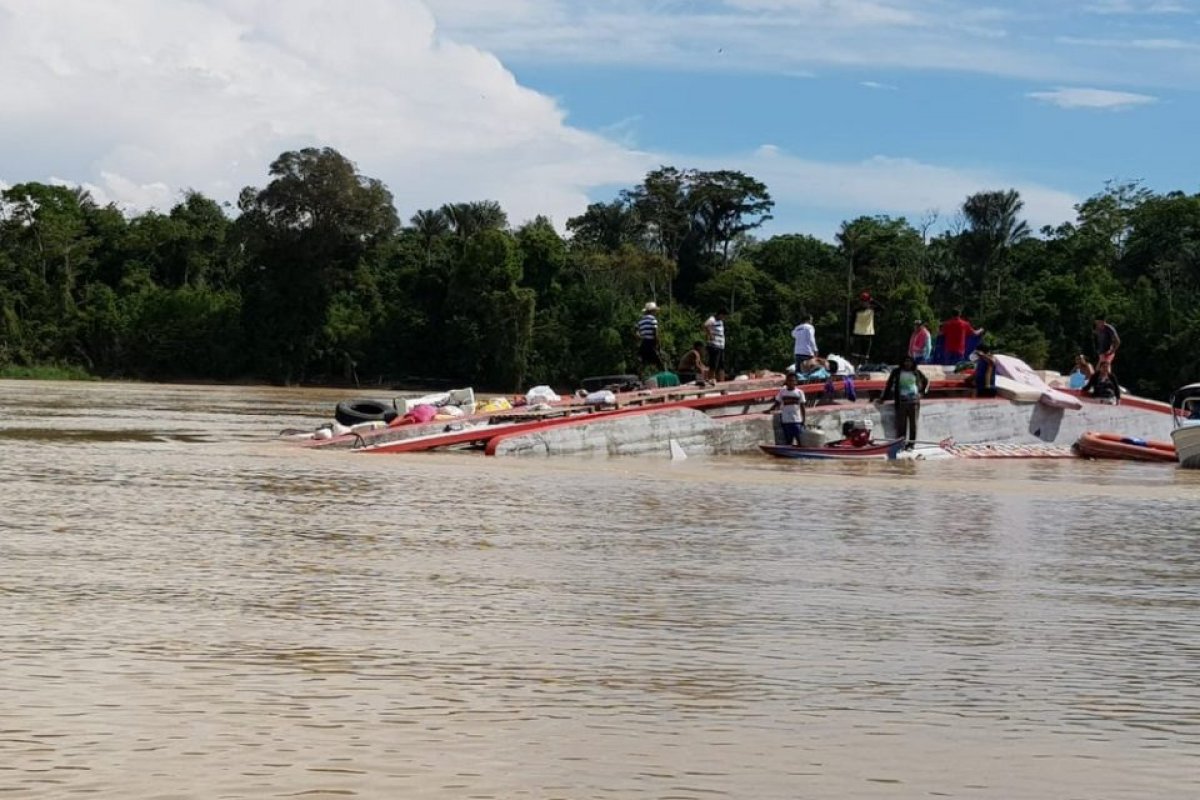 Embarcação naufraga no interior do Amazonas