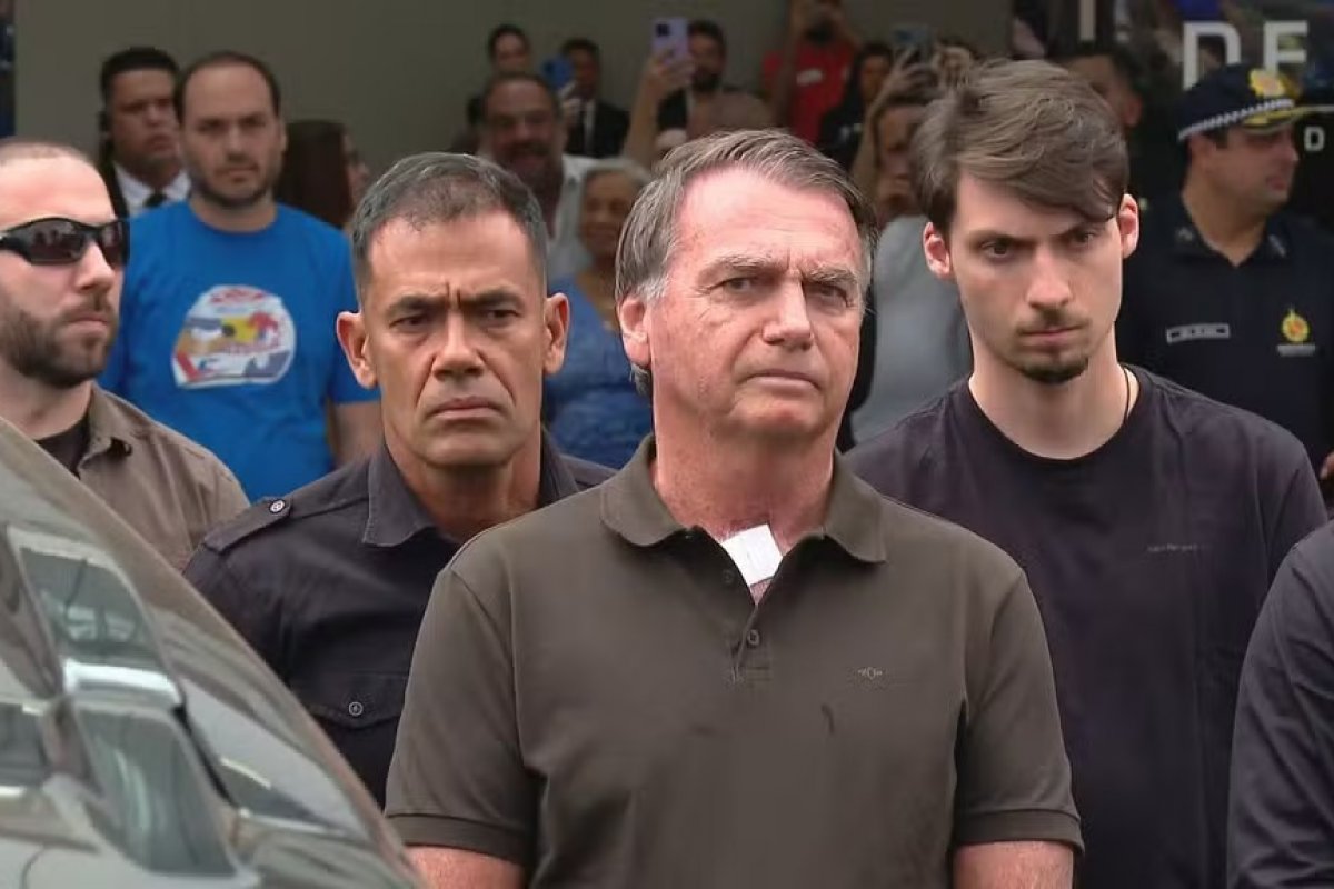 Bolsonaro retorna para prisão domiciliar após passar por procedimento na pele em hospital; exames apontam anemia e pneumonia residual