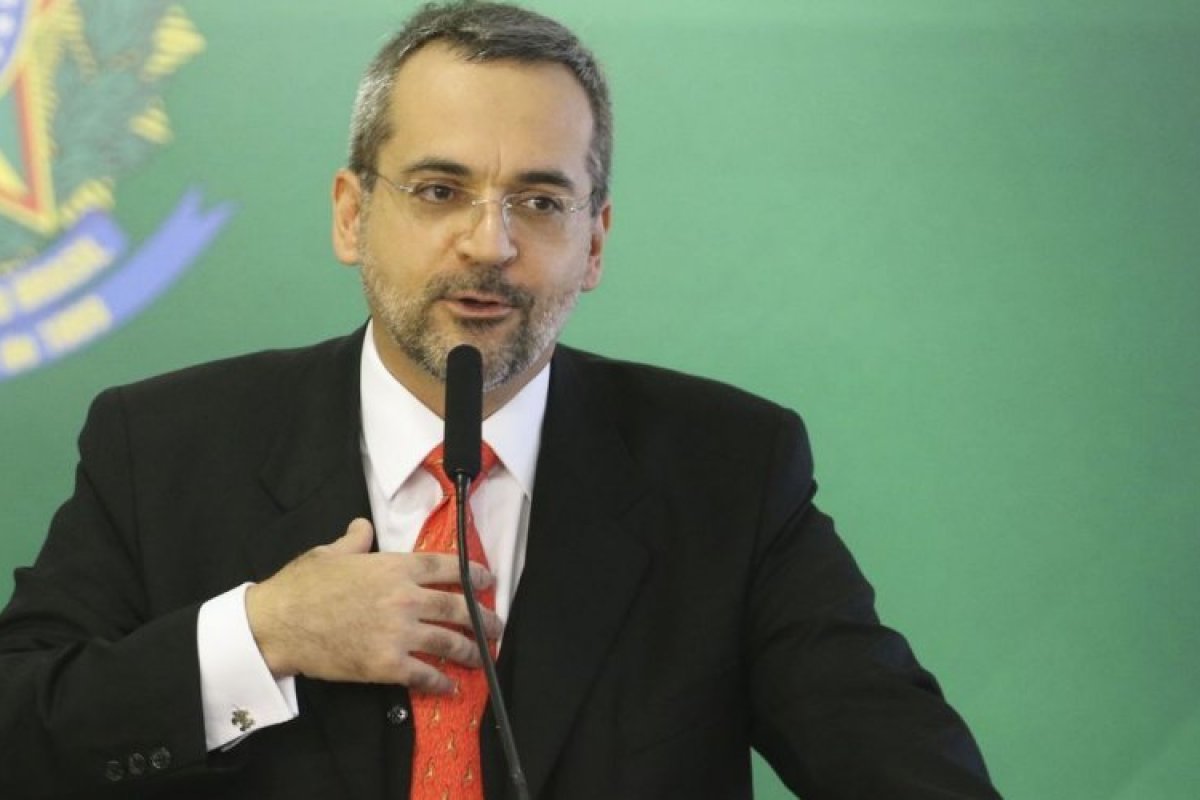 PGR envia parecer pedindo indeferimento de denúncia contra o ministro da Educação