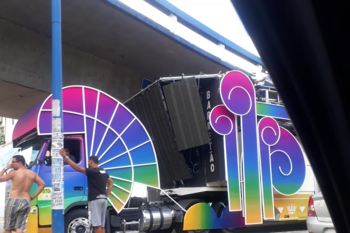 Trio elétrico fica preso embaixo de um viaduto em Salvador