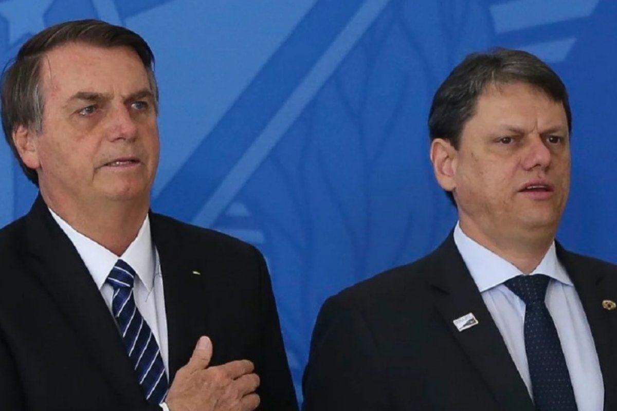 Tarcísio pede para Moraes autorizar visita à Bolsonaro em Brasília