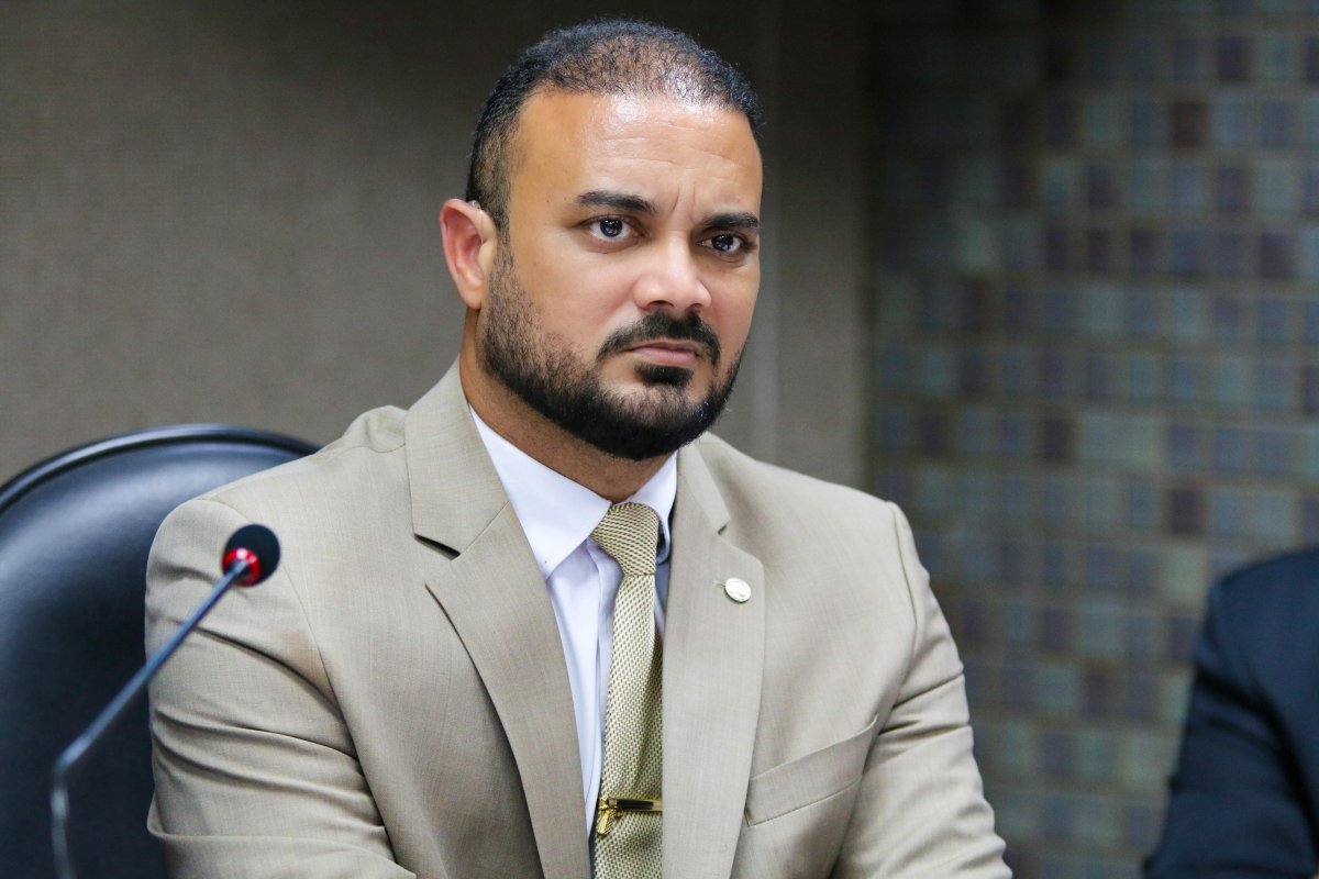 Alden propõe lei para obrigar divulgação de regras de vestimenta em estabelecimentos