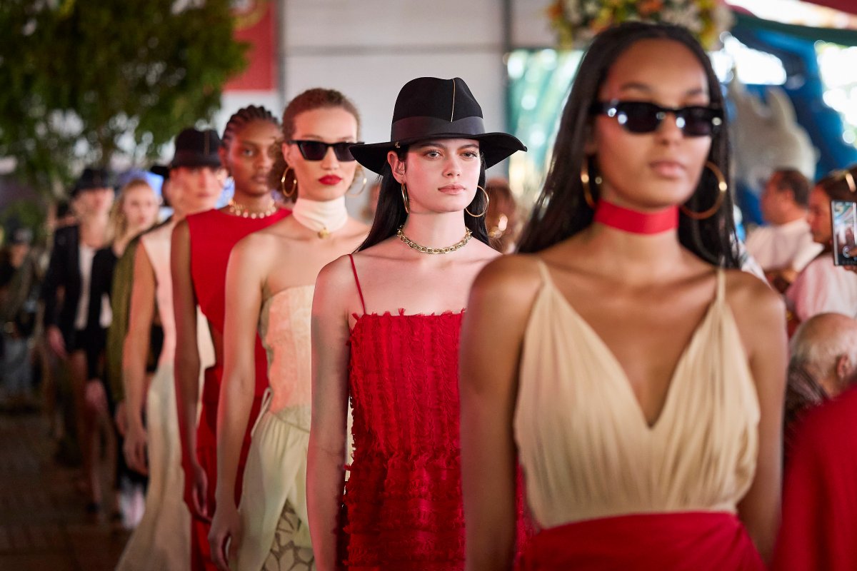 Marcas nacionais se unem em desfile colaborativo para celebrar o legado da moda brasileira! 