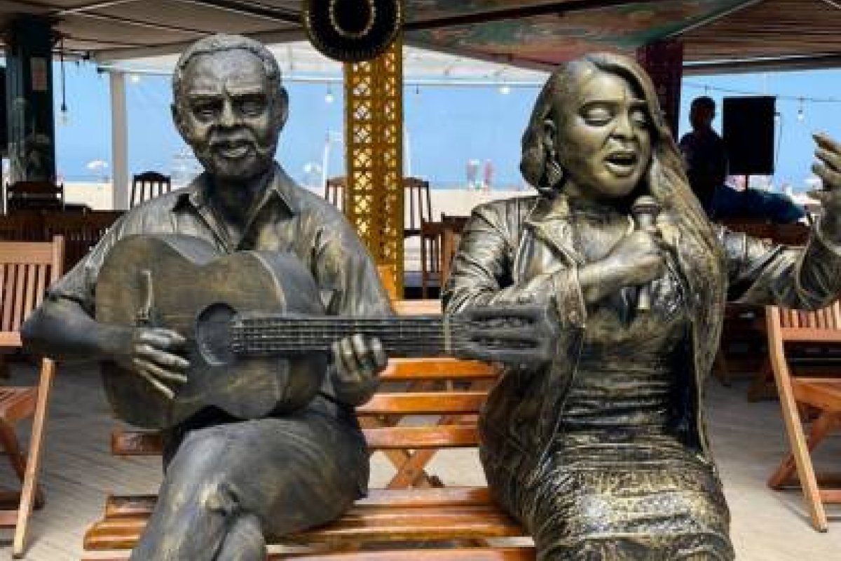Preta Gil ganha estátua na orla de Copacabana!