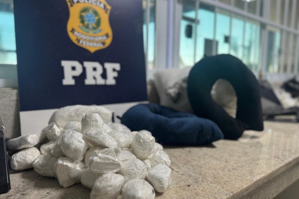 Mulher é presa e adolescente apreendida por transportarem 4,5 kg de cocaína em ônibus de viagem na Bahia; droga estava escondida em travesseiros
