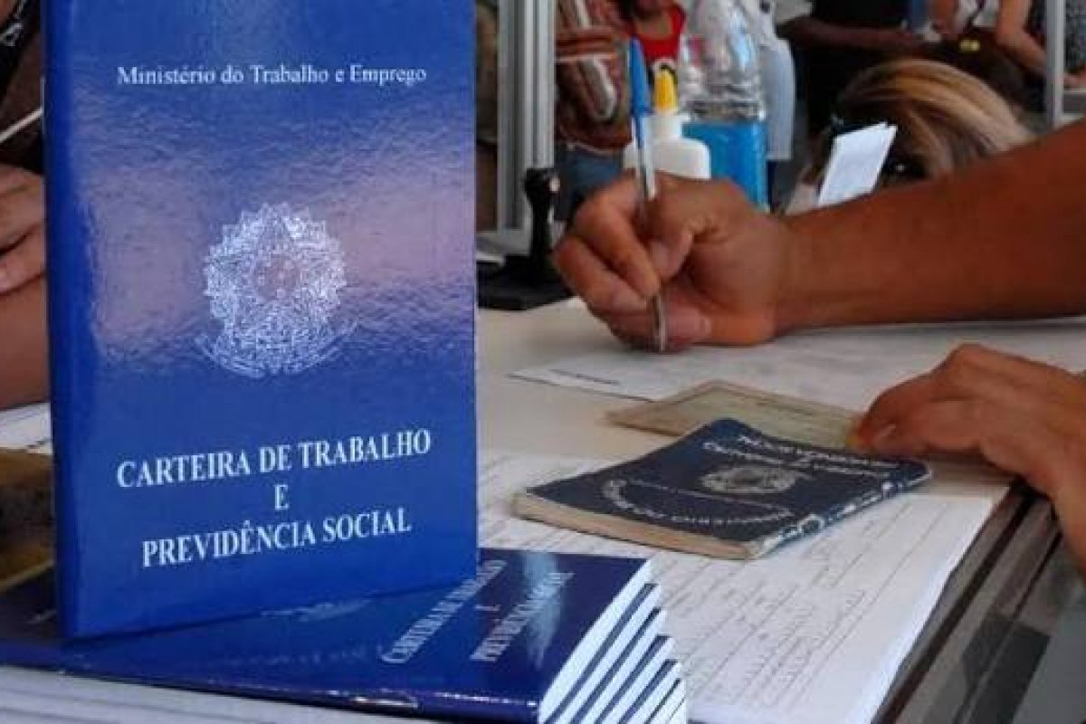 Desemprego recua a 5,6% até julho e renova mínima da série histórica