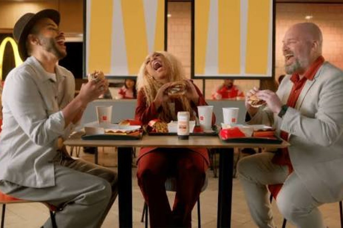 Fofoca quentinha: Méqui reúne Hugo Gloss, Cariúcha e Chico Barney para lançar os maiores sanduíches do cardápio!