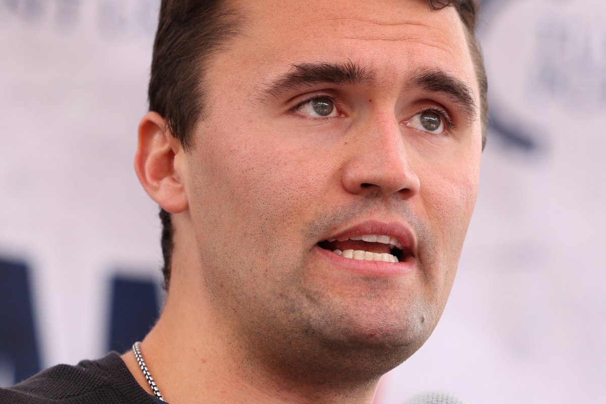 Papa reza por Charlie Kirk e pede diálogo após assassinato do ativista, diz Vaticano