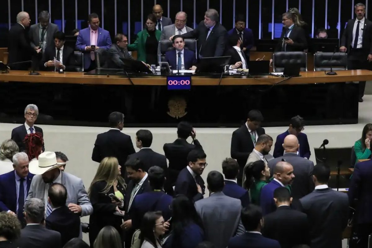 Câmara aprova em 1º turno blindagem inédita ao Congresso em resposta ao STF
