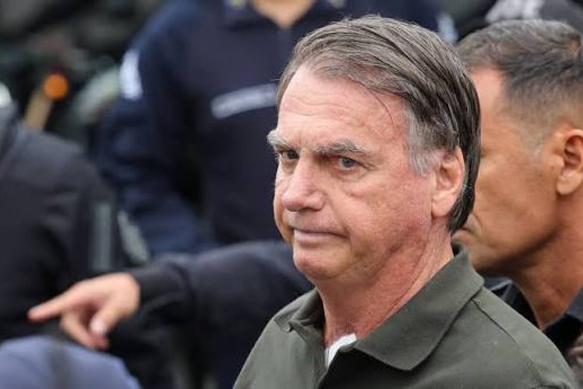 Bolsonaro será reavaliado sobre permanência em hospital após quadro de anemia