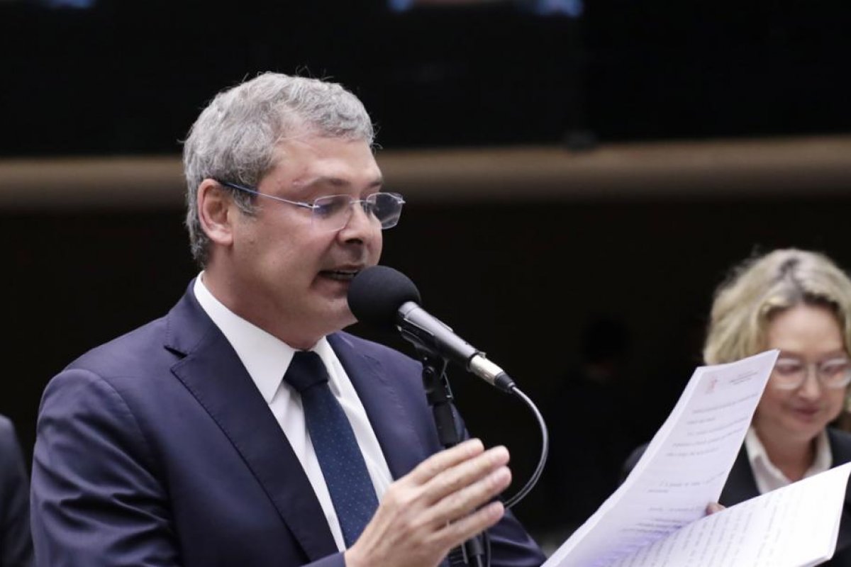 Líder do PT diz que vai à Justiça contra manobra do centrão e é ironizado por presidente da Câmara